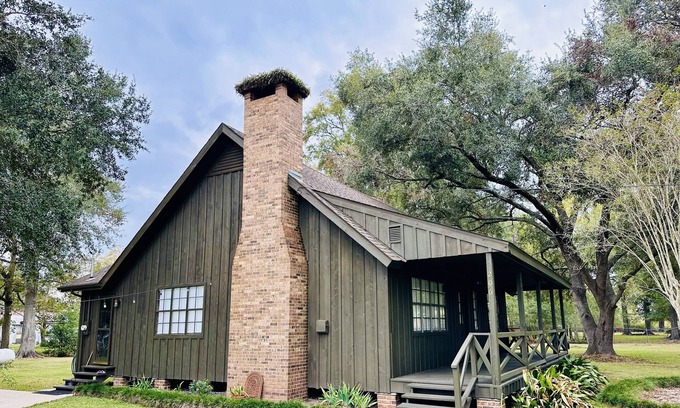 Charenton Haus | Quiet Country Retreat- Lances Chateaux! Huge yard!