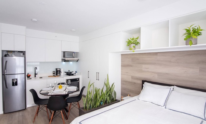 Barrio Escalante Haus | Quiet Gorgeous Queen Bed Studio + Jacuzzi