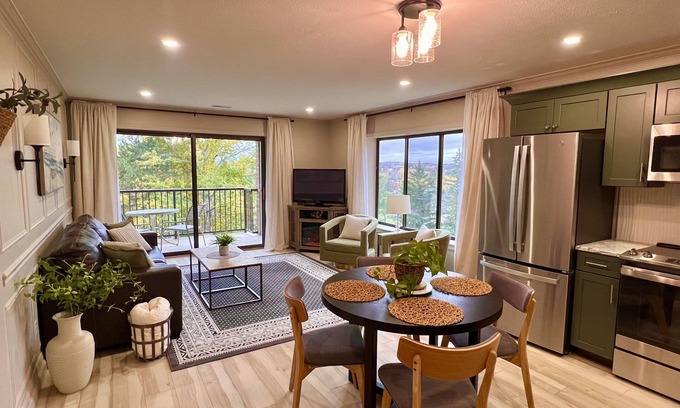 Acme Eigentumswohnung | Quiet Grand Traverse Resort Condo I Great views, Full kitchen and Washer/Dryer