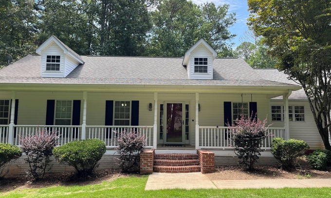 Newnan Haus | Quiet house with huge pool