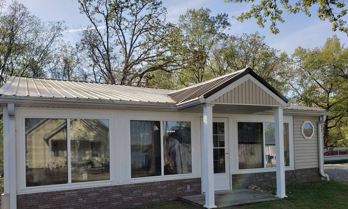 New Concord Haus | Quiet Lakehouse with an Amazing all Season Sunroom!