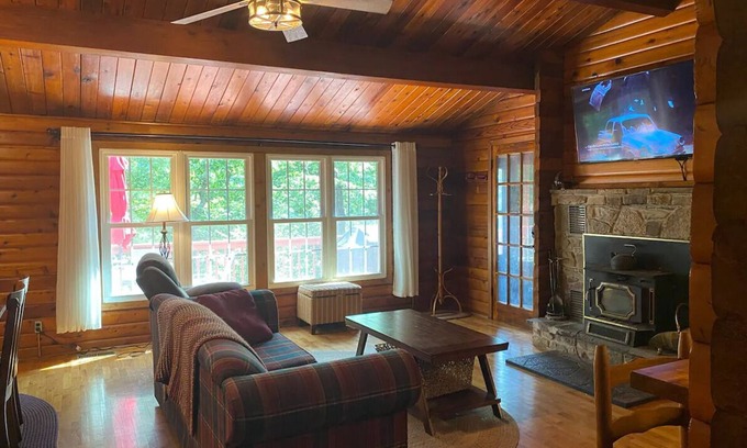 Paw Paw Kabine | Quiet Log Cabin with private river access and hot tub