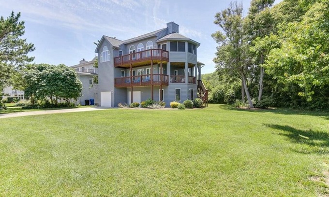 Croatan Beach Haus | Quiet Semi-Private Beach Located in an Upscale Neighborhood / Croatan