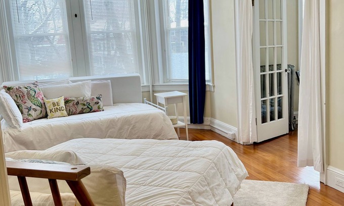 Newton Center Wohnung | Quiet, spacious apartment in the heart of Newton Center and minutes to the T!