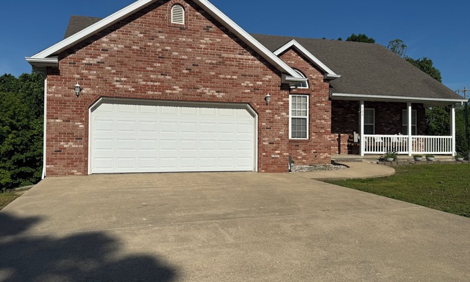 St. Robert Haus | Quiet Spacious Home in the Woods 10 minutes from FLW visitors center.