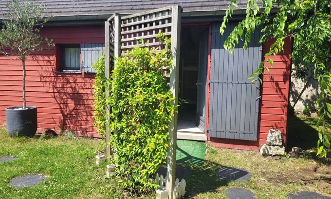 La Varenne Saint-Hilaire Wohnung | Quiet studio overlooking wooded garden. Close to RER station and shops.