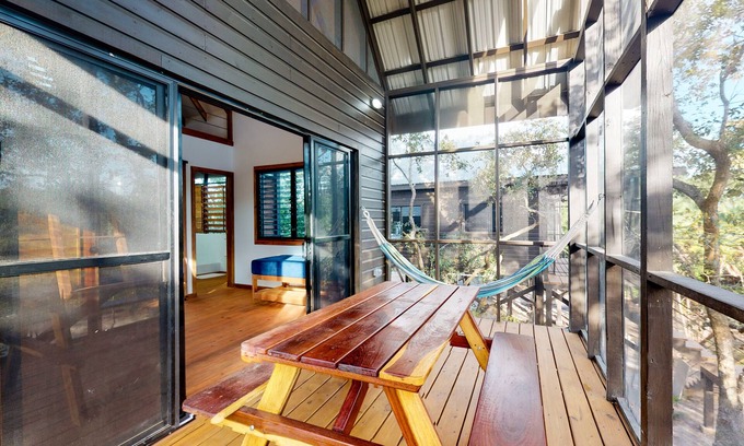 Surfside Kabine | Schöne Hütte in ruhiger Lage, mit Vegetation. Veranda und Hängematte - zu Fuß zum Strand