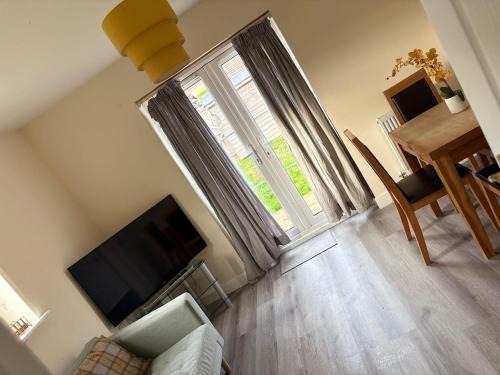Swindon Haus | Quiet Yellow Rest House Sleeps 5