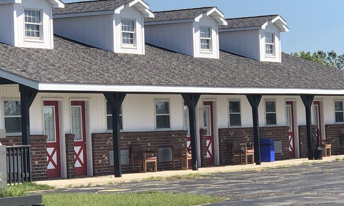 Wauksaukee Hotel | Quik Stop and Motel