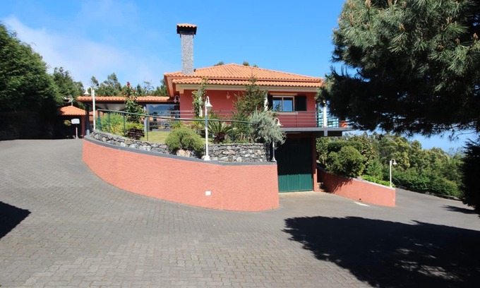 Santa Cruz Haus | Quinta do Santo by LovelyStay
