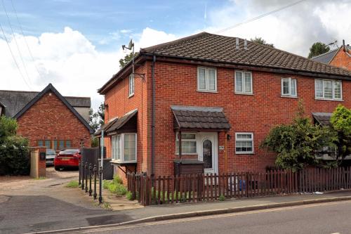 Brentwood Wohnung | Quirky 2-Bed Brentwood Home Near High St & Station - With Parking