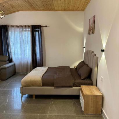 Sakës Wohnung | Qyteza Guest House & Camping