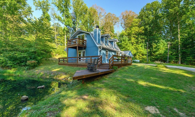 Helmsburg Haus | R&R Creekside a peaceful 3BR, 2BA, 7AC Wooded, Pond, Hot Tub, Firepit, 6 Guests