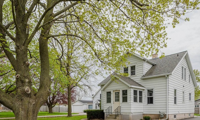 Manitowoc Haus | R&R on Rapids Rd Summ