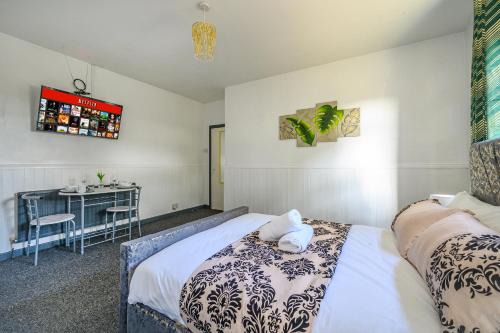 Churwell Haus | -RA27A- For your relaxed, Cosy stay, Free Parking