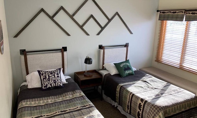Clark Kabine | Enjoy fishing, skiing, hunting, boating, or just relax in the mountain air!