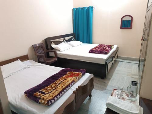 Faizabad Wohnung | RaghuvarDham Delux AC 1 Double Bed, 1 Single Bed Room