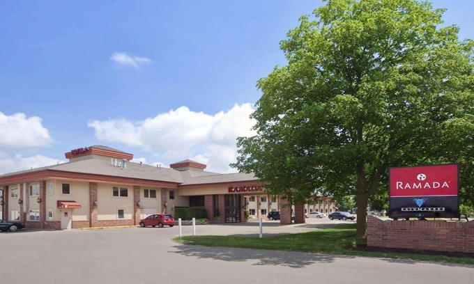 Saginaw Hotel | Ramada by Wyndham Saginaw Hotel & Suites