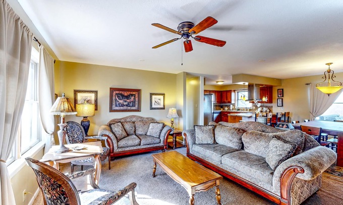 Eureka Springs Haus | Ranch-style home with grand views, giant yard, spa tub, firepit, & pool table