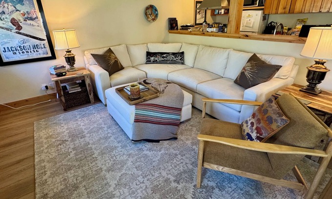 Moose Wilson Road Eigentumswohnung | RASPERRY MOOSE Aktualisierter Eckschrank (KING BED) im Aspens Berry Patch