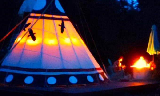Cave Junction Wohnung | Raven’s Myth - Luxury Glamping 16' Tipi - Restrooms and Showers are only a short walk away.