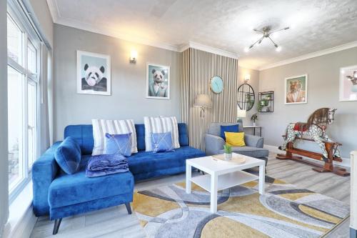 Thundersley Haus | Rayleigh Weir - Luxury 3 bedroom house with games room