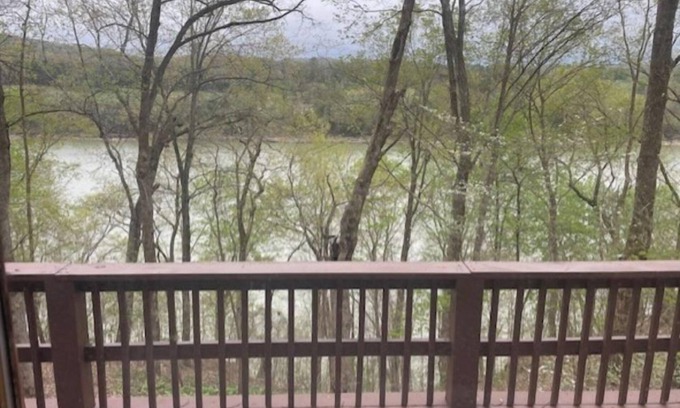 Bronston Kabine | Real Log Cabin with lake view and minutes from 3 plus boat ramps!!!!