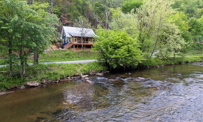 Sylva Kabine | Recently Built Riverfront Cabin on the Tuckasegee minutes away from WCU & Sylva