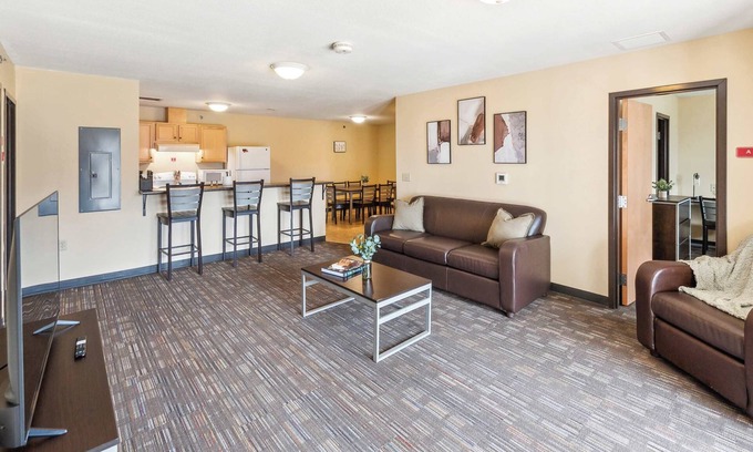 Ontario Wohnung | Recharge Right Bright Space with Modern Touches