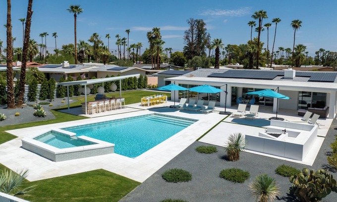 Palm Springs Haus | Record Views, Palm Springs Midcentury Compound