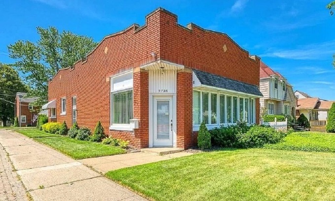 Garfield Heights Wohnung | Red Brick Chalet--20 min to CCF/UH Main Campus & Downtown!