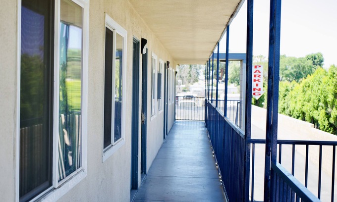 Ontario Hotel | Red Carpet Motel