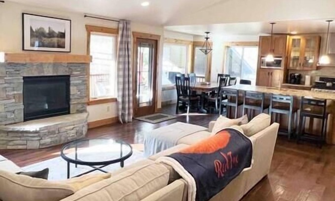 Lava Hot Springs Haus | Red Fox Retreat (Comfortably Sleeps Up To 22!)