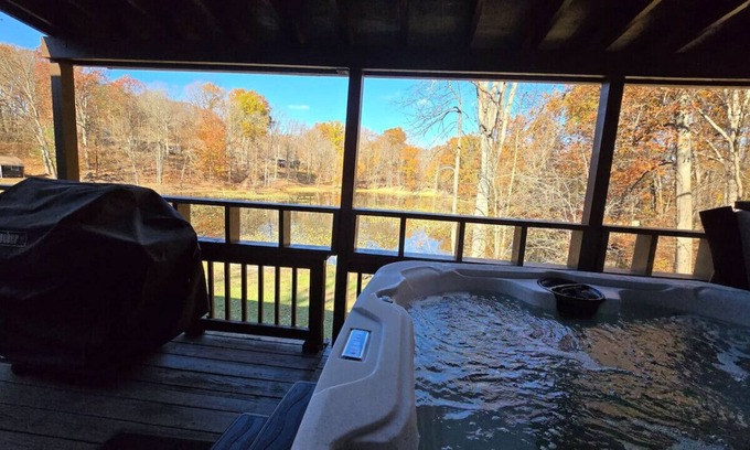 Streetsboro Kabine | Red Fox Run At Heron Hill Retreat Hot Tub on Lake!
