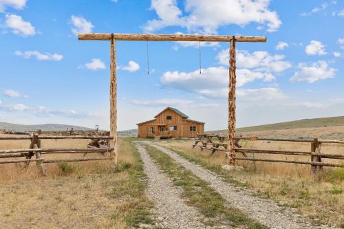 Stevensville Haus | Red Mountain Ranch- Bitterroot Mountain Views