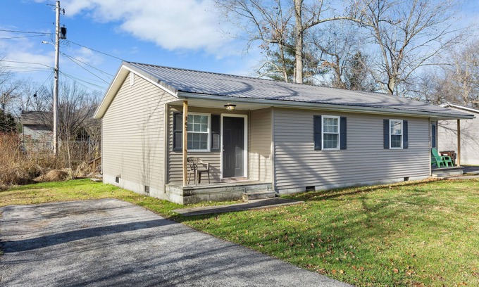 Stanton Haus | Red River Duplex - Unit 1 - 12 miles to the Gorge!