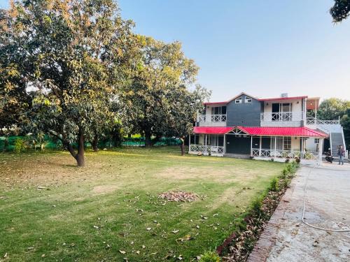 Ramnagar Haus | Red roof in