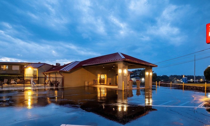 Dothan Hotel | Red Roof Inn Dothan