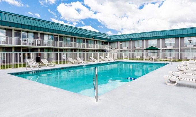 DeKalb Hotel | Red Roof Inn & Suites DeKalb