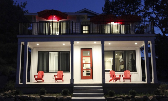 Douglas Haus | REDBUD HOLIDAY HOUSE: Spacious, Modern Home–Sleeps 14 Plus Incredibly Walkable!