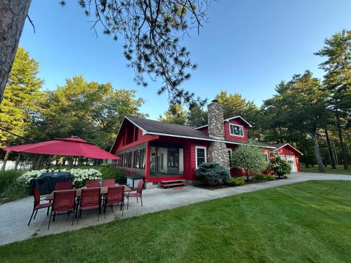 Oscoda Haus | Redwood Retreat by the Lake