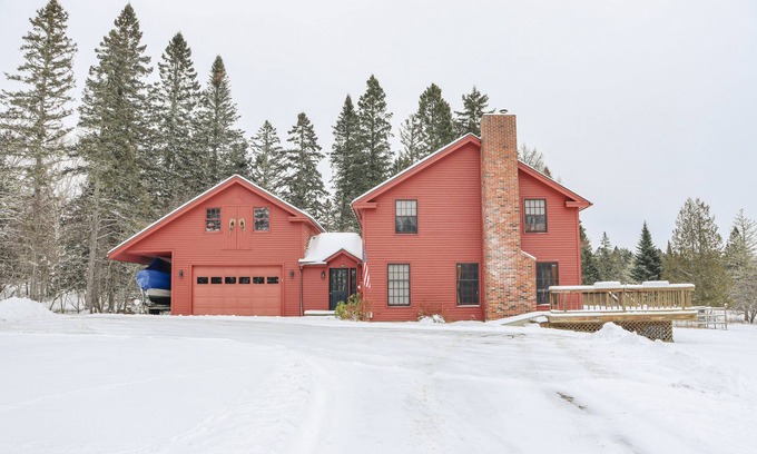 Rangeley Haus | Reef's Rangeley Lodge - great amenities, including hot tub!