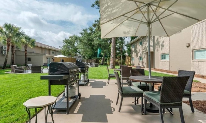 Jekyll Island Hotel | Refresh in a Spacious Room Near Jekyll Island Marina | w/ Onsite Outdoor Pool!