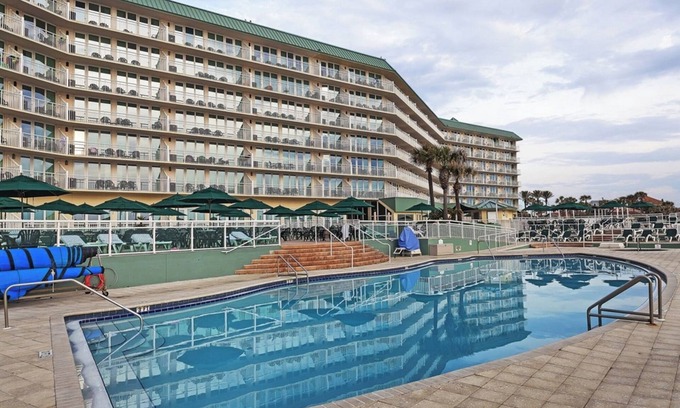 Ormond Beach Hotel | Refresh in This Ocean View 1BR w/Resort Amenities, Kitchen & Beach Nearby