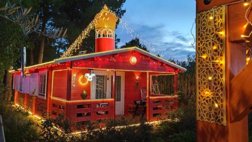 Albacete Haus | Refugio madera estilo árabe con estatuas, estanques y un pequeño zoo