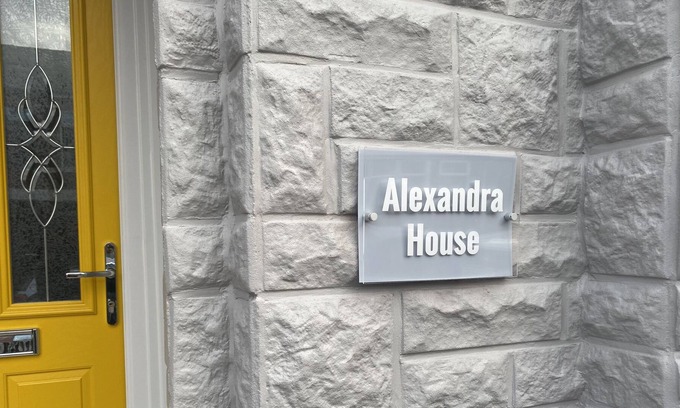 Eccles Haus | Refurbished 3 Bed House in Manchester