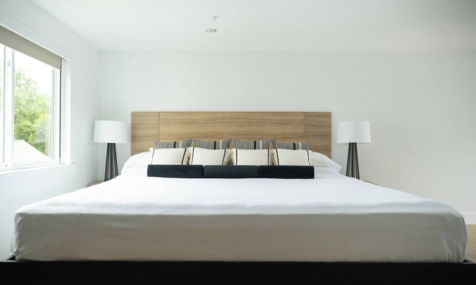 Rehoboth Beach Hotel | Rehoboth Beach Retreat with Free Parking, Weekend Breakfast & Cozy Fireplace