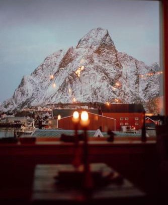 Reine Haus | Reine Front View - Mountain & Seaview