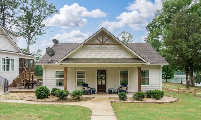Samantha Haus | Relax and Unwind at Our Stunning 2 bed/ 1.5 bath Guest House on Lake Tuscaloosa