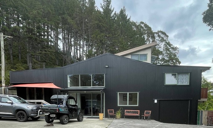 Oakura Haus | Relax and unwind in Quality accommodation - 2 min drive to beach.